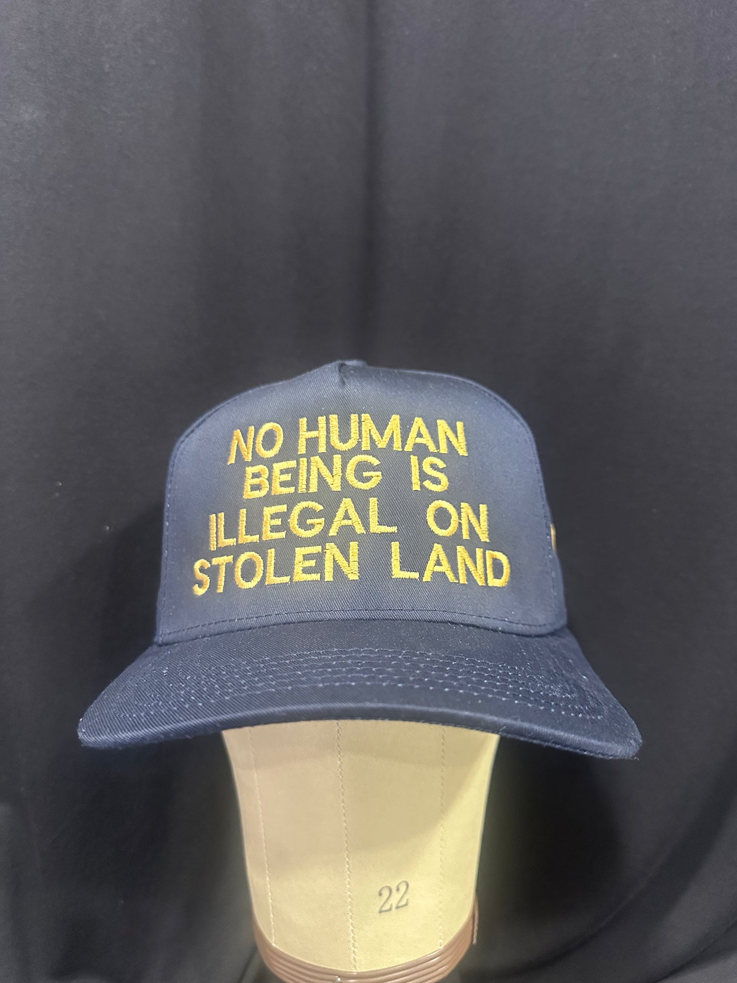 Essential trucker hat dark blue